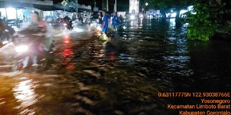 Banjir yang menggenangi wilayah Desa Yosonegoro, Kecamatan Limboto Barat, Kabupaten Gorontalo, Senin malam (10/10/2022). (Foto: BPBD Kabupaten Gorontalo)