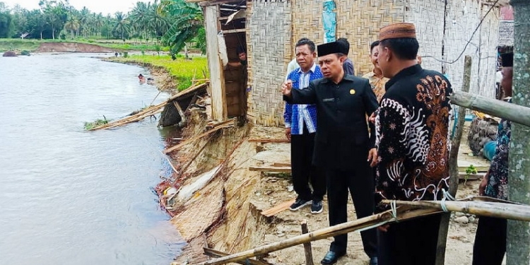Sekda Kab. Gorontalo Tinjau Rumah Warga Terdampak Abrasi Sungai