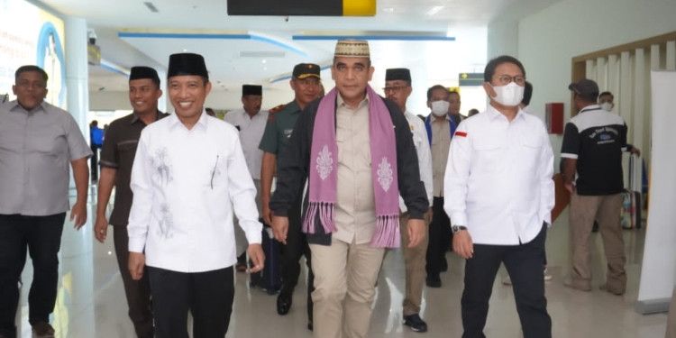 Wakil Ketua MPR RI, Ahmad Mizani (tengah) tiba di Bandara Djalaludin Gorontalo dan disambut Penjagub Gorontalo dan Pengurus Partai Gerindra, Rabu (12/10/2022) (istimewa)