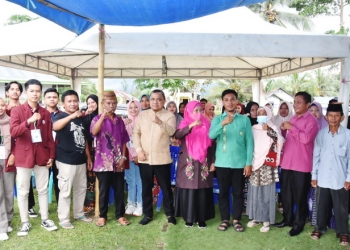 Wakil Bupati Gorontalo, Hendra S Hemeto saat berfoto bersama mahasiswa KKS Universitas Negeri Gorontalo dan seluruh aparat serta masyarakat Desa Bakti. (Foto: Istimewa)