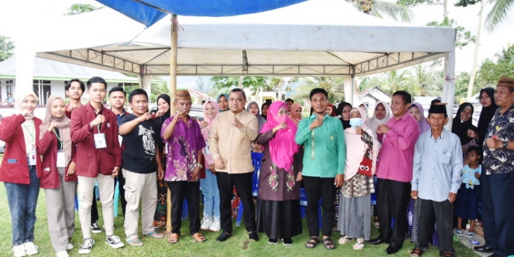 Wakil Bupati Gorontalo, Hendra S Hemeto saat berfoto bersama mahasiswa KKS Universitas Negeri Gorontalo dan seluruh aparat serta masyarakat Desa Bakti. (Foto: Istimewa)