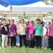 Wakil Bupati Gorontalo, Hendra S Hemeto saat berfoto bersama mahasiswa KKS Universitas Negeri Gorontalo dan seluruh aparat serta masyarakat Desa Bakti. (Foto: Istimewa)