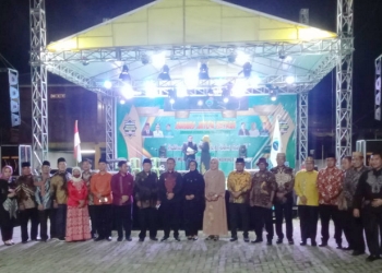 Foto bersama Penjabat Gubernur, Danrem 132 Nani Wartabone, Wakil Bupati Gorontalo dan jajaran pejabat pemerintah dilingkungan Gorontalo, pada pembukaan Munas KKJI di Desa Yosonegoro, Kecamatan Limboto Barat, Kabupaten Gorontalo, Jumat malam, (14/10/2022). Foto: Said/Gopos.
