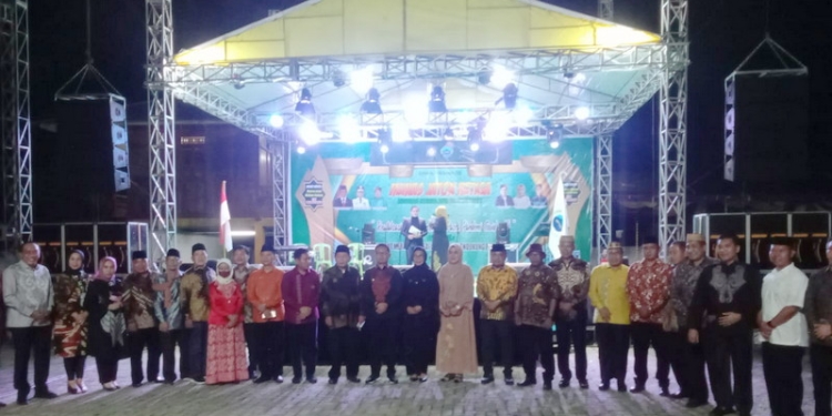 Foto bersama Penjabat Gubernur, Danrem 132 Nani Wartabone, Wakil Bupati Gorontalo dan jajaran pejabat pemerintah dilingkungan Gorontalo, pada pembukaan Munas KKJI di Desa Yosonegoro, Kecamatan Limboto Barat, Kabupaten Gorontalo, Jumat malam, (14/10/2022). Foto: Said/Gopos.