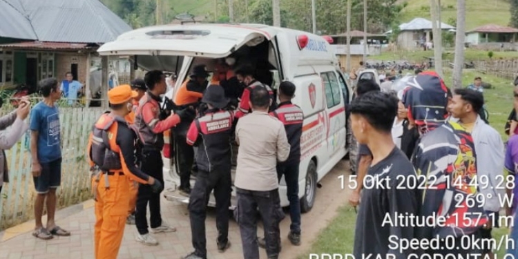 Proses evakuasi korban hanyut di Kelurahan Kayubulan, Kecamatan Limboto, Kabupaten Gorontalo. (Foto: BPBD Kabupaten Gorontalo)