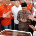 Pemasangan Prasasti oleh Wali Kota Gorontalo, Danrem 133 Nani Wartabone, Bupati Gorontalo, Wali Kota Gorontalo, dan Ketua KKJI di halaman Masjid Al Magfirah, Desa Reksonegoro, Kecamatan Tibawa, Kabupaten Gorontalo, Minggu (16/10/2022). Foto: Said/Gopos