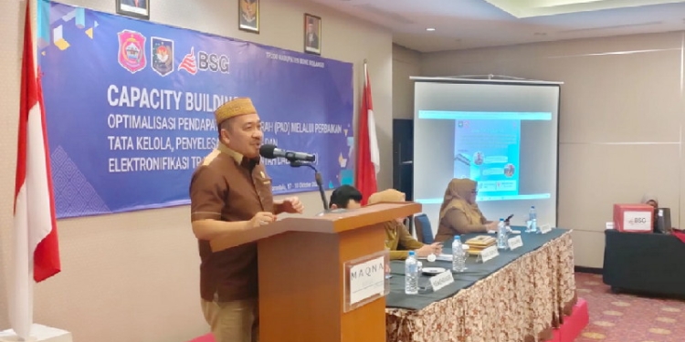 Ketua DPRD Bone Bolango, Halid Tangahu saat menghadiri kegiatan Capacity Building Optimalisasi Pendapatan Asli Daerah (PAD) melalui perbaikan tata kelola, penyelesaian piutang dan Elektronifikasi Transaksi Pemerintah Daerah (ETPD) di Hotel Maqna Kota Gorontalo, Senin (17/10/2022). (Foto: Humas)
