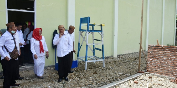 Sekretaris Daerah (Sekda) Kabupaten Gorontalo Roni Sampir saat meninjau pembangunan Sekertariat Bersama (Sekber) yang dibangun di Kecamatan Tibawa, Rabu (19/10/2022). (Foto: Humas Kominfo Kabupaten Gorontalo)