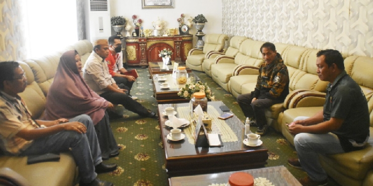 Bupati Gorontalo, Nelson Pomalingo saat mengadakan pertemuan bersama Dinas Kesehatan Kabupaten Gorontalo dan IDI Cabang Kabupaten Gorontalo terkait pemberhentian sementara penjualan obat sirup anak di Rumah Dinas Bupati Gorontalo, Jumat (21/10/2022). (Foto: Humas Kominfo Kabupaten Gorontalo)