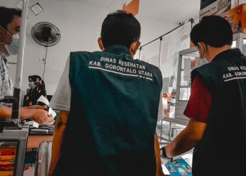 Petugas dari Dinas Kesehatan Kabupaten Gorontalo Utara saat memonitoring penjualan obat sirup di salah satu apotek di wilayah Kecamatan Kwandang, Kabupaten Gorontalo Utara. (Foto.isno/gopos)