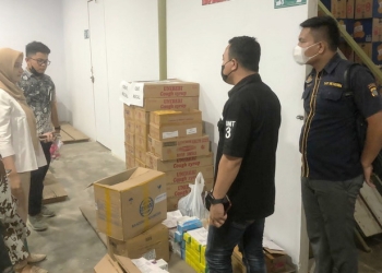 Ditkrimsus Polda Gorontalo bersama Satuan Reserse Polres Gorontalo Kota dan Tim BPOM (Balai Pengawasan Obat dan Makanan) Gorontalo melakukan pengawasan sekaligus pengecekan terhadap Apotek di Provinsi Gorontalo, Selasa (25/10/2022).