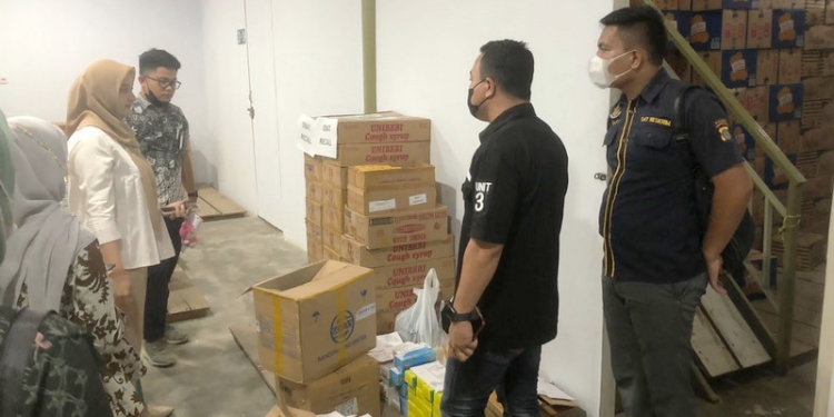Ditkrimsus Polda Gorontalo bersama Satuan Reserse Polres Gorontalo Kota dan Tim BPOM (Balai Pengawasan Obat dan Makanan) Gorontalo melakukan pengawasan sekaligus pengecekan terhadap Apotek di Provinsi Gorontalo, Selasa (25/10/2022).