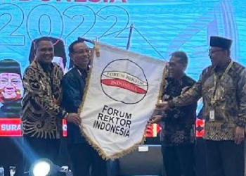 Pengukuhan Forum Rektor Indonesia (FRI) periode 2022-2033 pada Konferensi FRI 2022 yang digelar di kampus Unair, Kota Surabaya, Ahad (30/10/2022). (istimewa)