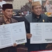 Bupati Gorontalo, Nelson Pomalingo (kiri), Ketua DPRD Kabupaten Gorontalo, Syam T Ase (kanan) saat memperlihatkan hasil pemandangan Nota Kesepakatan APBD-P Kabupaten Gorontalo. (Foto: Putra/Gopos)