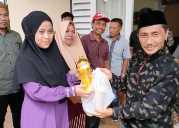 Bupati Gorontalo, Nelson Pomalingo saat memberikan bantuan UMKM kepada salah seorang masyarakat di Desa Luwoo, Kecamatan Telaga Jaya, Kabupaten Gorontalo, Ahad (2/10/2022). (Foto: Putra/Gopos)