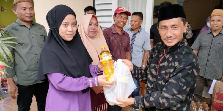 Bupati Gorontalo, Nelson Pomalingo saat memberikan bantuan UMKM kepada salah seorang masyarakat di Desa Luwoo, Kecamatan Telaga Jaya, Kabupaten Gorontalo, Ahad (2/10/2022). (Foto: Putra/Gopos)