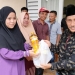 Bupati Gorontalo, Nelson Pomalingo saat memberikan bantuan UMKM kepada salah seorang masyarakat di Desa Luwoo, Kecamatan Telaga Jaya, Kabupaten Gorontalo, Ahad (2/10/2022). (Foto: Putra/Gopos)