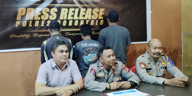 Konferensi pers  penangkapan 3 Pengedar di ruang Satnarkoba Polres Gorontalo, Selasa (4/10/2022). (Foto: Putra/Gopos)
