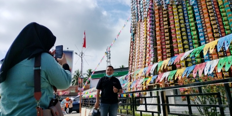 Tolangga Raksasa di Tugu Tani Kecamatan Tibawa, Kabupaten Gorontalo jadi rebutan masyarakat untuk berswa foto sekaligus mengabadikan momen. (Foto: Putra/Gopos)