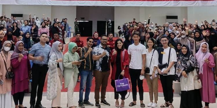 Merry Riana saat berfoto bersama seluruh audiens Seminar Nasional di Auditorium Universitas Negeri Gorontalo (UNG), Senin siang (10/10/2022). (Foto: Putra/Gopos)