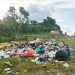 Sejumlah tumpukan sampah di tepi jalan GORR. (Foto: Putra/Gopos)