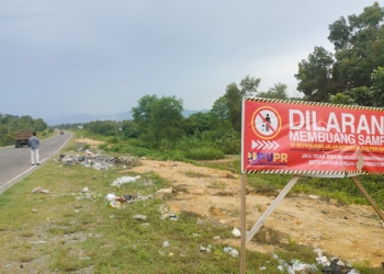 Sejumlah tumpukan sampah di tepi jalan GORR. (Foto: Putra/Gopos)
