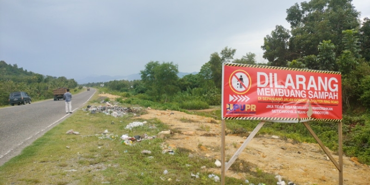 Sejumlah tumpukan sampah di tepi jalan GORR. (Foto: Putra/Gopos)