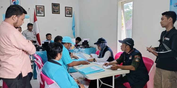 Verifikasi Faktual kepengurusan Partai Politik (Parpol) Gelombang Rakyat Indonesia (Gelora) oleh Komisi Pemilihan Umum (KPU) Kabupaten Bone Bolango di Kantor Parpol Gelora Desa Moutong, Kecamatan Tilongkabila, Kabupaten Bone Bolango, Kamis (20/10/2022). (Foto: Putra/Gopos)