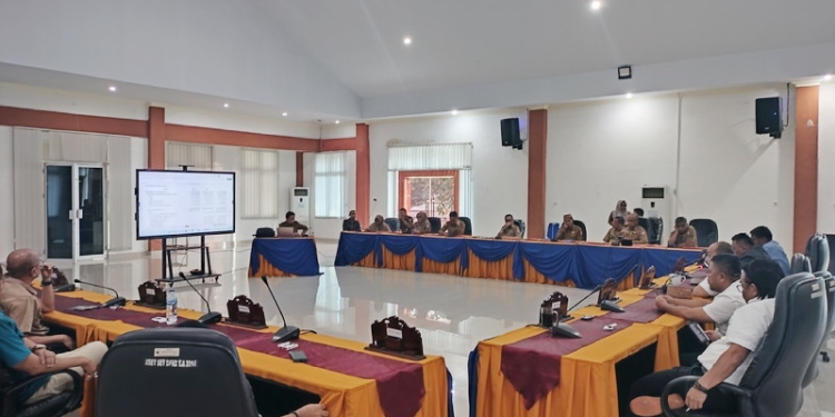 Rapat pembahasan KUA PPAS 2023 di Ruang Sidang DPRD Kabupaten Bone Bolango, Senin (24/10/2022). (Foto: Putra/Gopos)