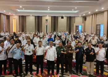 Kantor Imigrasi Kelas I TPI Gorontalo dukung percepatan dan kemudahan pelayanan keimigrasian lewat sosialisasi dengan tema “Sinergitas Antar Instansi dalam Percepatan Pelayanan Keimigrasian” yang dirangkaikan dengan pelayanan Eazy Passport di Hotel Aston, Kota Gorontalo, Rabu (26/10/2022). (Foto: Putra/Gopos)