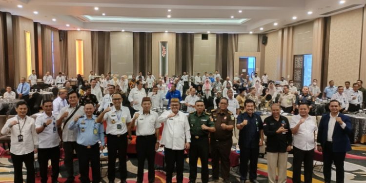 Kantor Imigrasi Kelas I TPI Gorontalo dukung percepatan dan kemudahan pelayanan keimigrasian lewat sosialisasi dengan tema “Sinergitas Antar Instansi dalam Percepatan Pelayanan Keimigrasian” yang dirangkaikan dengan pelayanan Eazy Passport di Hotel Aston, Kota Gorontalo, Rabu (26/10/2022). (Foto: Putra/Gopos)
