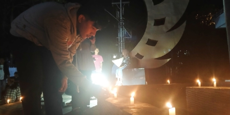 Aksi pemasangan lilin yang dilaksanakan oleh pemuda Gorontalo sebagai bentuk kepedulian terhadap suporter Aremania dalam tragedi Kanjuruhan, Senin (3/10/2022) (muhajir/gopos)