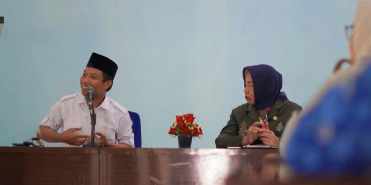 Ketua DPD partai Gerindra Provinsi Gorontalo, Elnino Husain Mohi bersama Kepala BKKBN Provinsi Gorontalo, Jumat (28/10/2022) (istimewa)