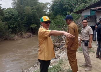 Ketua Komisi C Dekot Gorontalo, Irwan Hunawa, saat meninjau kondisi bantaran sungai Bulango di Kecamatan Dungingi, Kota Gorontalo, Selasa (18/10/2022). (sari/gopos)