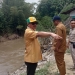 Ketua Komisi C Dekot Gorontalo, Irwan Hunawa, saat meninjau kondisi bantaran sungai Bulango di Kecamatan Dungingi, Kota Gorontalo, Selasa (18/10/2022). (sari/gopos)