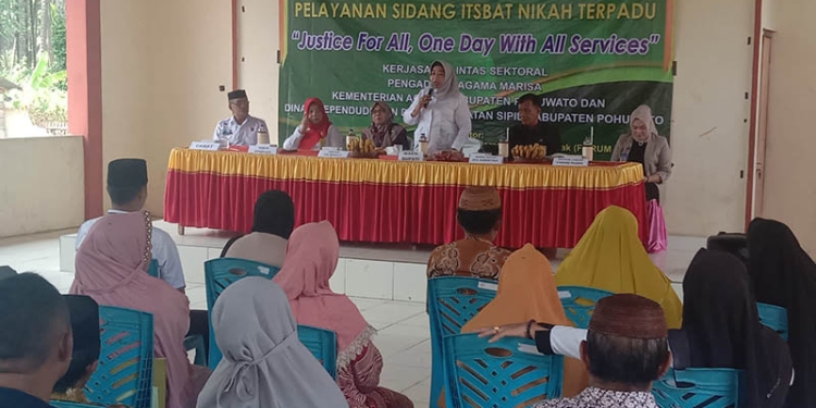 Wakil Bupati Pohuwato, Suharsi Igirisa, Saat Memberikan Sambutan Pelayan Sidang Isbat Nikah Terpadu, di Aula Kantor Camat Duhiada'a, Rabu 19/10/2022 (Istimewa)