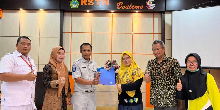 Penandatangan Addendum Perjanjian Kerja Sama antara PT Jasa Raharja Gorontalo dengan RSUD Tani dan Nelayan Boalemo, Jumat (17/10/2022). (istimewa)