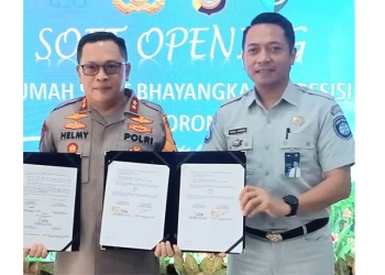 Kapolda Gorontalo, Irjen pol Helmy Santika (kanan), Kepala Jasa Raharja Gorontalo, Kemal Karman Kamaluddin (kiri) saat penandatanganan perjanjian kerjasama di RS Bhayangkara Polda Gorontalo, Senin (10/10/2022). Foto: Humas Jasa Raharja