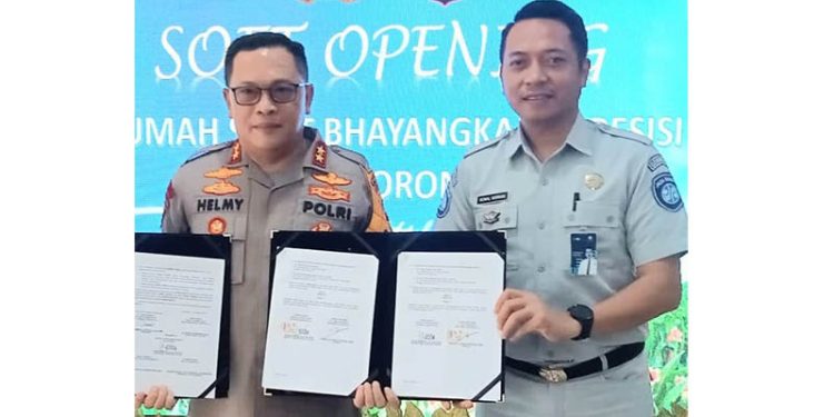 Kapolda Gorontalo, Irjen pol Helmy Santika (kanan), Kepala Jasa Raharja Gorontalo, Kemal Karman Kamaluddin (kiri) saat penandatanganan perjanjian kerjasama di RS Bhayangkara Polda Gorontalo, Senin (10/10/2022). Foto: Humas Jasa Raharja