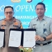 Kapolda Gorontalo, Irjen pol Helmy Santika (kanan), Kepala Jasa Raharja Gorontalo, Kemal Karman Kamaluddin (kiri) saat penandatanganan perjanjian kerjasama di RS Bhayangkara Polda Gorontalo, Senin (10/10/2022). Foto: Humas Jasa Raharja