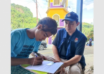 Ketua KPU Bone Bolango, Adnan Berahim (kanan) melaksanakan verifikasi faktual terhadap keanggotaan partai politik di Perbatasan Gorontalo-Sulawesi Utara, Minggu (30/10/2022) (istimewa)
