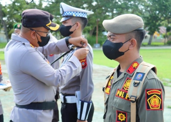 Kapolres Pohuwato, AKBP Joko Sulisyanto menyematkan tanda operasi kepada personel yang akan melaksanakan operasi Otanaha 2022, Senin (3/10/2022). (Yusuf/gopos)