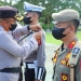Kapolres Pohuwato, AKBP Joko Sulisyanto menyematkan tanda operasi kepada personel yang akan melaksanakan operasi Otanaha 2022, Senin (3/10/2022). (Yusuf/gopos)