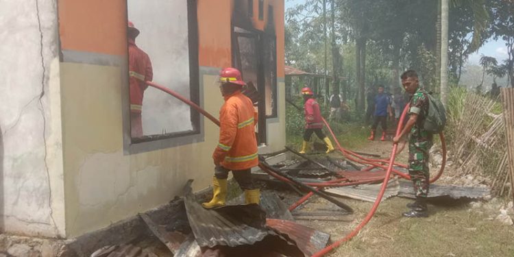 Petugas Pemadam Kebakaran berupaya melakukan pemadaman dalam kebakaran sebuah rumah di Desa Toto Selatan, Kecamatan Kabila, Bone Bolango, Jumat (28/10/2022).(Istimewa)