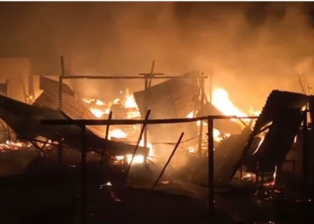 Kebakaran yang melanda dua rumah di Kecamatan Duhiadaa, Kabupaten Pohuwato, Jumat (21/20/2022).