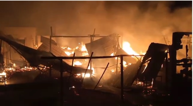 Kebakaran yang melanda dua rumah di Kecamatan Duhiadaa, Kabupaten Pohuwato, Jumat (21/20/2022).