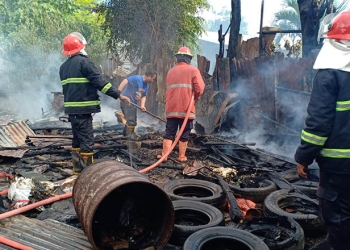 Petugas Pemadam Kebakaran Kabupaten Gorontalo dan Pemprov Gorontalo melakukan pemadaman terhadap kebakaran yang melanda sebuah kandang ayam dan gudang di Desa Bulila, Kecamatan Telaga, Kabupaten Gorontalo, Selasa (4/10/2022). (istimewa)