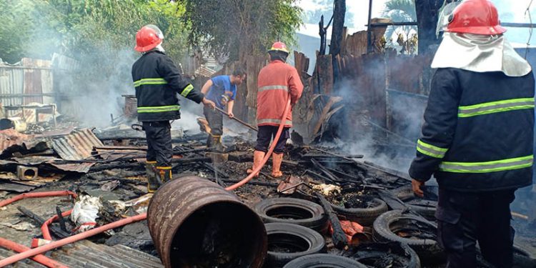 Petugas Pemadam Kebakaran Kabupaten Gorontalo dan Pemprov Gorontalo melakukan pemadaman terhadap kebakaran yang melanda sebuah kandang ayam dan gudang di Desa Bulila, Kecamatan Telaga, Kabupaten Gorontalo, Selasa (4/10/2022). (istimewa)