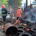Petugas Pemadam Kebakaran Kabupaten Gorontalo dan Pemprov Gorontalo melakukan pemadaman terhadap kebakaran yang melanda sebuah kandang ayam dan gudang di Desa Bulila, Kecamatan Telaga, Kabupaten Gorontalo, Selasa (4/10/2022). (istimewa)