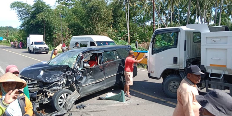 Kecelakaan yang melibatkan rombongan Kanwil Kemenag Sulbar di Kecamatan Lemito, Pohuwato, Gorontalo. (istimewa)